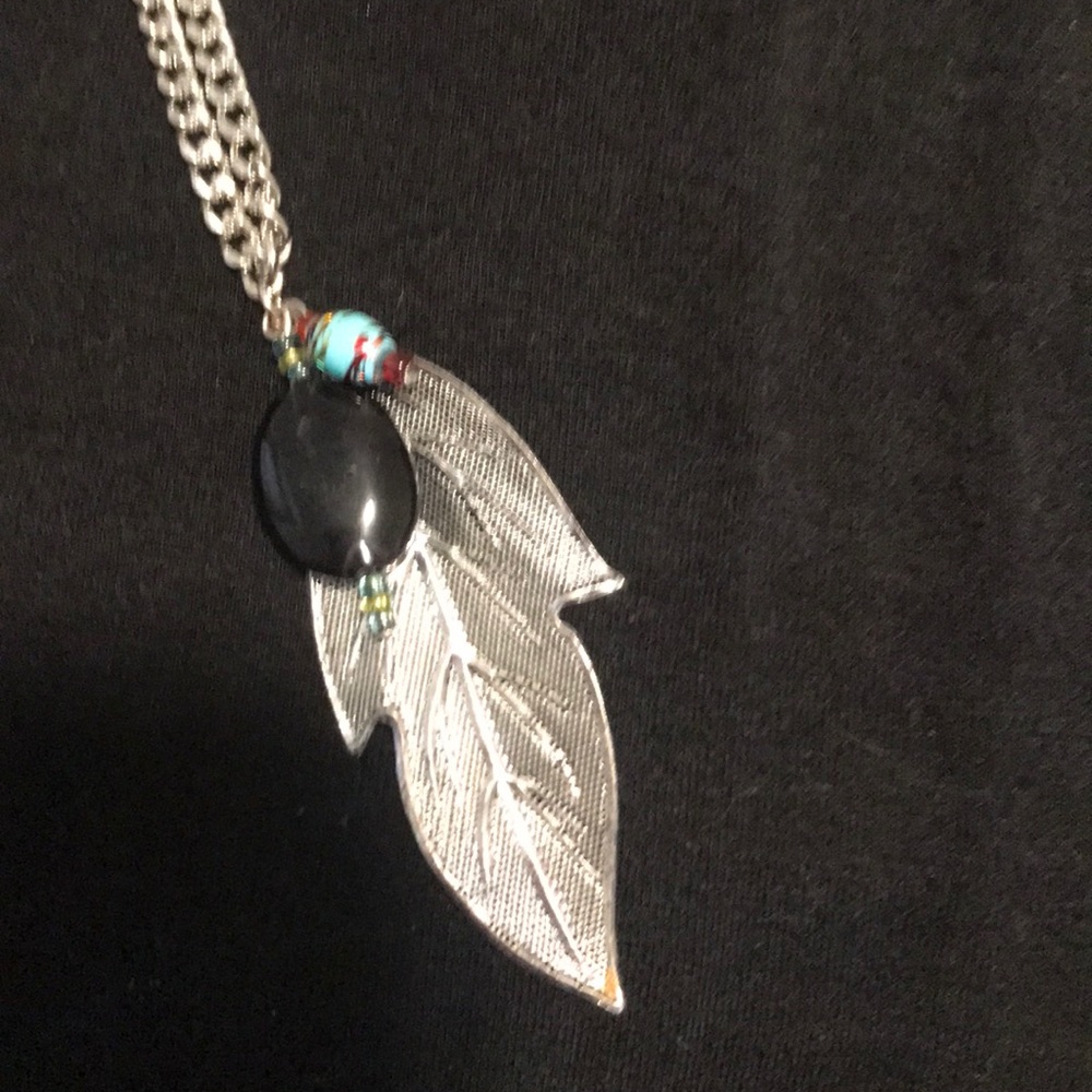 Leaf pendant necklace
